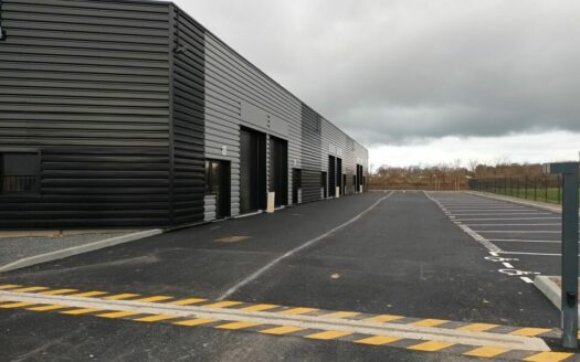 L LOCAL D'ACTIVITES de 167 m²