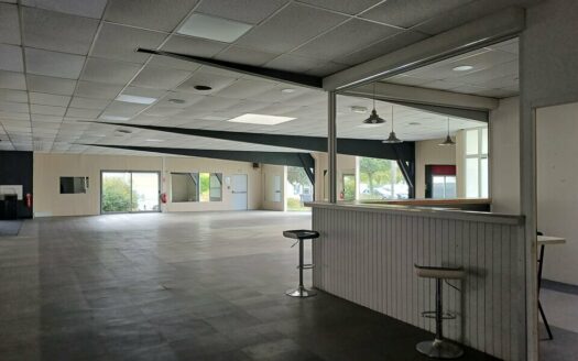 L LOCAL COMMERCIAL de 668 m²